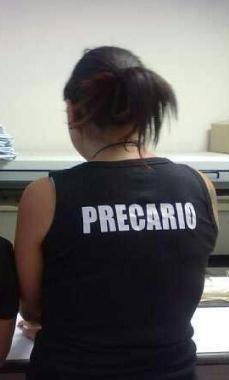 <b>PRECARI. </b>Insegnante ritratta di spalle durante una protesta 