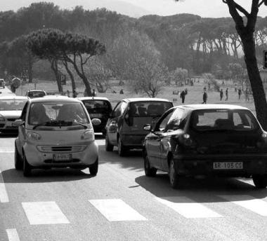 Auto sulla strada che costeggia il prato di Baratti 