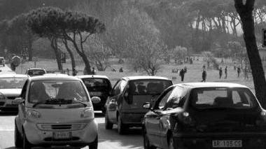 Auto sulla strada che costeggia il prato di Baratti