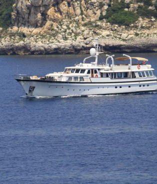Un mega yacht nelle acque protette dellisola di Pianosa     