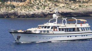 Un mega yacht nelle acque protette dell’isola di Pianosa