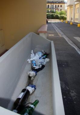 Alcune immagini della sporcizia e in alto il cancello 