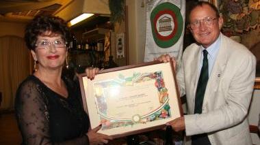 La premiazione di Giovanna Lazzarini per il suo storico locale