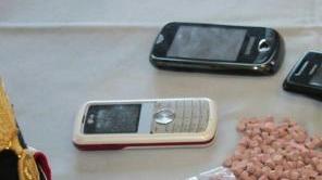 <b>LA DROGA.</b> Le pasticche sequestrate e i due cellulari