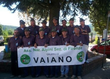 I trenta alpini della sezione di Vaiano Sotto il vice sindaco Primo Bosi 