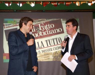 <b>SCENE DA UNA PREMIAZIONE.</b> A sinistra Malcom Pagana del Fatto; sopra Danilo Maramotti e Klaus Stuttmann; a destra una performance di Davide Riondino durante la premiazione di ieri pomeriggio alla Capannina  