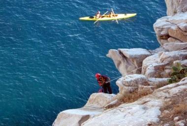 Le fasi del difficile soccorso di un turista ungherese (nella foto qui sopra con un vigile del fuoco) bloccato sulla scogliera di Cavoli nel pomeriggio di ieri (servizio fotografico di Gianmario Gentini) 