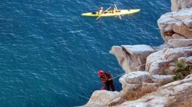 Le fasi del difficile soccorso di un turista ungherese (nella foto qui sopra con un vigile del fuoco) bloccato sulla scogliera di Cavoli nel pomeriggio di ieri (servizio fotografico di Gianmario Gentini)