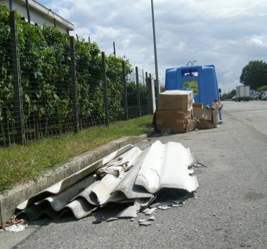 Vecchie lastre di amianto abbandonate per strada Allarme del sindaco