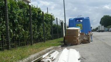 Vecchie lastre di amianto abbandonate per strada Allarme del sindaco