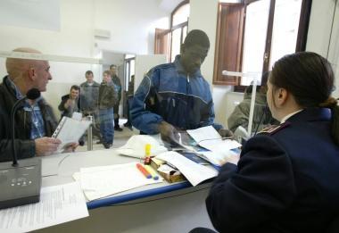 Lufficio immigrazione di Pontedera (Foto darchivio) 