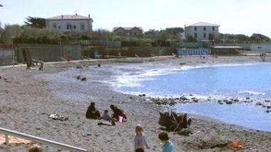 In alto la spiaggia libera a Caletta sopra il pronto soccorso di Cecina