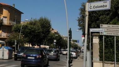 Uno scorcio di viale Colombo a Lido LAscom vorrebbe una passeggiata coperta sul lato mare         