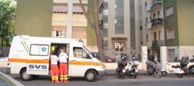 Lambulanza davanti allappartamento dove erano gli anziani infermi 