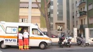 L’ambulanza davanti all’appartamento dove erano gli anziani infermi