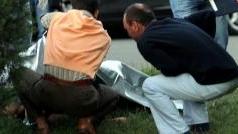 A destra la vittima, Massimo Stepich, a sinistra i carabinieri sul luogo del delitto e sopra il titolo il cadavere accanto a un muretto in via Tino da Camaino