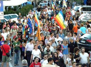Mille in strada contro l'indifferenza