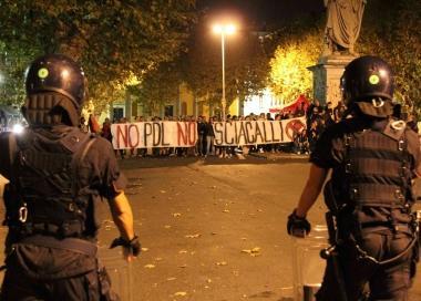 La polizia fronteggia i giovani dei centri sociali 