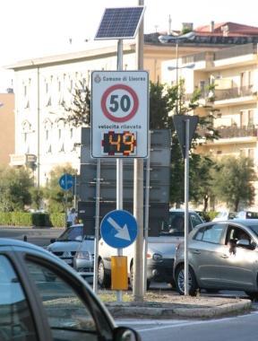 Il rilevatore di velocit&agrave; a Barriera Margherita e i segnali luminosi alle strisce pedonali davanti ai Pancaldi 