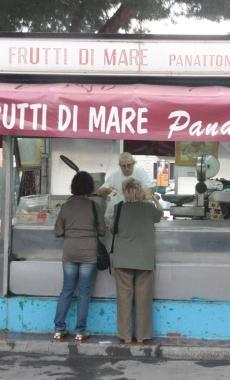 Da 40 anni vende frutti di mare in piazza Roma