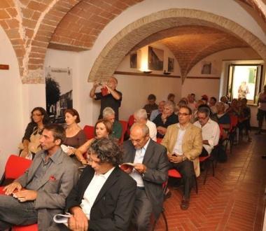 I relatori e il pubblico alla presentazione del libro di Aurelio Pellegrini       