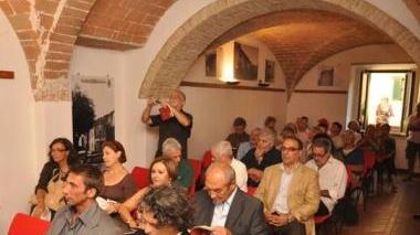 I relatori e il pubblico alla presentazione del libro di Aurelio Pellegrini