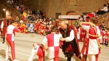 Porta al Palagio nel tiro alla fune, più a destra la corsa nei sacchi