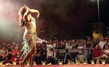 Lo spettacolo delle Drag queen alla Sagra del finocchio   