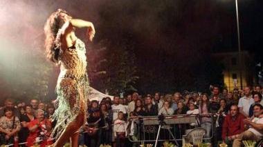 Lo spettacolo delle Drag queen alla Sagra del finocchio