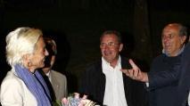 L’on. Faenzi riceve l’omaggio floreale; sopra lo striscione contro la Brambilla esposto dai cacciatori; a destra l’intervento di Verdini alla chiusura della festa del Pdl