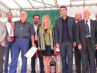 Il momento della premiazione, sul palco di Capannoli 