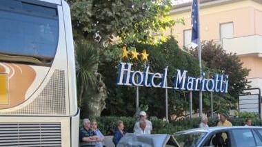 <b>SCONTRO.</b> L’auto finita sotto il bus