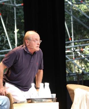 A sinistra Tabucchi alla fine del suo incontro 