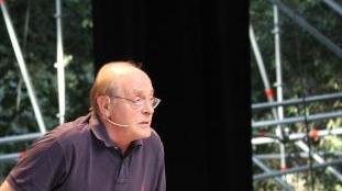 A sinistra Tabucchi alla fine del suo incontro