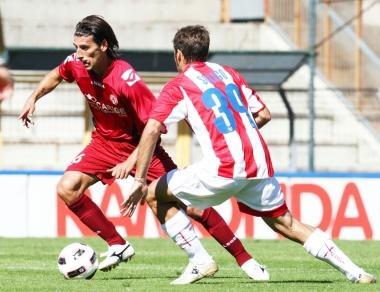 <b>A VICENZA. </b>A sinistra Iori palla al piede dirige la manovra del Livorno, sopra Dionisi in azione dattacco, a destra Luci contrasta una ripartenza della punta francese Baclet   
