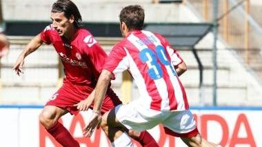 <b>A VICENZA. </b>A sinistra Iori palla al piede dirige la manovra del Livorno, sopra Dionisi in azione d’attacco, a destra Luci contrasta una ripartenza della punta francese Baclet