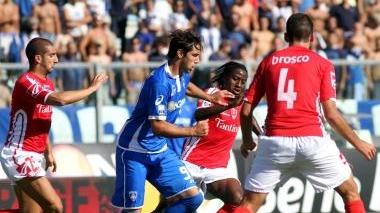 L’attaccante georgiano Levan Mchedlidze mentre cerca di trovare spazio nella difesa della Triestina