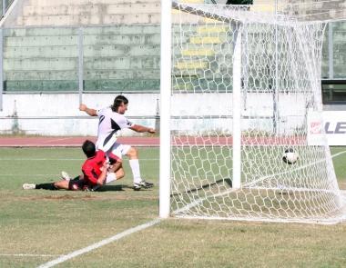 <b>LA RETE E LA FELICIT&Agrave;.</b> A sinistra: Marolda ha appena scoccato il tiro che batte Chiodini e vale il pareggio A destra: lattaccante bianconero &egrave; sommerso da un capannello di compagni di squadra 