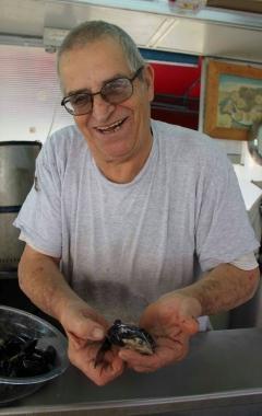 <strong>VITTORIO PANATTONI.</strong> L’arsellaio nel suo chiosco in piazza Roma