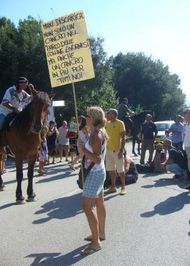 Unimmagine della protesta del Limoncino e lincontro in Comune tra Toncelli (con Nista) e il comitato 