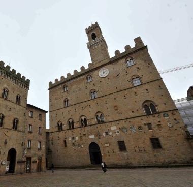 Una veduta di palazzo dei Priori sede del municipio di Volterra   