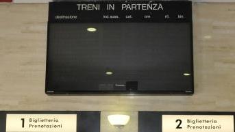 <b>TABELLONE IN TILT.</b> Per tutta la mattinata partenze e arrivi non sono stati segnalati