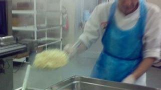 <b>BUON APPETITO.</b> Il riso è pronto per lasciare il centro cottura diretto alle scuole della città
