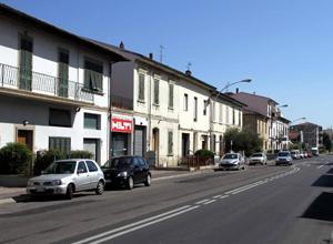 Calci e botte alle auto in sosta