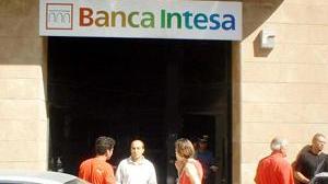 Rapina in banca. Il bottino è di 10mila euro