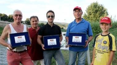 I premiati della gara di barche a vela radiocomandante e la festa della Tinaia