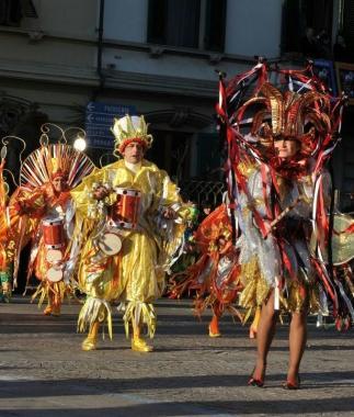 La sfilata dei gruppi carnevaleschi nella scorsa edizione del carnevale di Santa Croce 