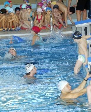 Bambini nella piscina Camalich di via dei Pensieri 