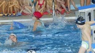 Bambini nella piscina Camalich di via dei Pensieri
