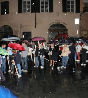 Fedeli in processione 